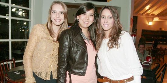 As amigas Thaís Borges, Ana Laura Harada e Caroline Faria em pose especial para a Insight